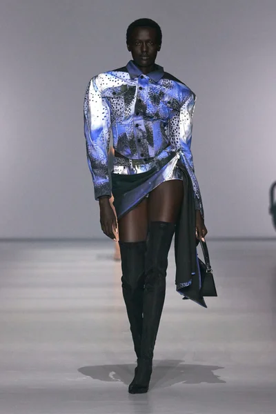 Look 16